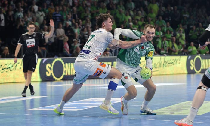 Victor Klöve, Mathias Gidsel Zweikampf Spielszene Aktion Handball HBL Bundesliga Herren 19. Spieltag Saison 2025 2026 27.12.2025 Füchse Berlin vs Frisch Auf Göppingen