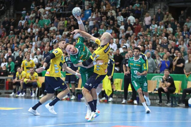 Handball DAIKIN HBL, SC DHfK Leipzig - Rhein-Neckar Löwen; 27.12.2025 Tomas Piroch (7, SC DHfK Leipzig) im Duell mit Lukas Sandell (11, Rhein-Neckar Löwen). Handball, DAIKIN HBL, 1. Bundesliga, Saison 2025 2026, 19. Spieltag: SC DHfK Leipzig vs. Rhein-Neckar Löwen am 27.12.2025 in der Quarterback Immobilien Arena Leipzig. Copyright: xBEAUTIFULxSPORTS JanxKaeferx