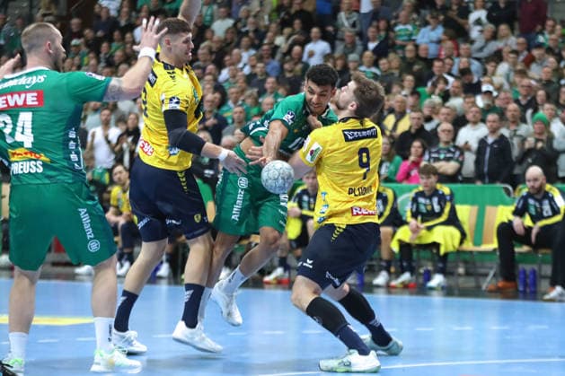Handball DAIKIN HBL, SC DHfK Leipzig - Rhein-Neckar Löwen; 27.12.2025 Ahmed Khairi (17, SC DHfK Leipzig) prallt auf Steven Plucnar Jacobsen (9, Rhein-Neckar Löwen). Handball, DAIKIN HBL, 1. Bundesliga, Saison 2025 2026, 19. Spieltag: SC DHfK Leipzig vs. Rhein-Neckar Löwen am 27.12.2025 in der Quarterback Immobilien Arena Leipzig. Copyright: xBEAUTIFULxSPORTS JanxKaeferx