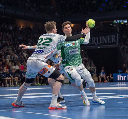 Handball, Herren, Saison 2025 2026, DAIKIN Handball-Bundesliga (19. Spieltag), Füchse Berlin - FRISCH AUF Göppingen, v.l. Erik Persson (Göppingen), Nils Lichtlein (Füchse Berlin), 27.12.2025, Copyright: xSebastianxRäppold MatthiasxKochx