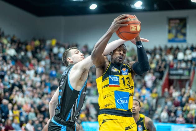 Sport Themen der Woche KW52 Lorenz Bank (Science City Jena, 25), Yorman Polas Bartolo (MHP RIESEN Ludwigsburg, 13), GER, MHP RIESEN Ludwigsburg vs. Science City Jena, easycredit BBL, Basketball, Bundesliga, 12. Spieltag, Spielzeit 2025 2026, 27.12.2025, GER, MHP RIESEN Ludwigsburg vs. Science City Jena, easycredit BBL, Basketball, Bundesliga, 12. Spieltag, Spielzeit 2025 2026, 27.12.2025 Ludwigsburg *** Lorenz Bank Science City Jena, 25 , Yorman Polas Bartolo MHP RIESEN Ludwigsburg, 13 , GER, MHP RIESEN Ludwigsburg vs Science City Jena, easycredit BBL, Basketball, Bundesliga, Matchday 12, Season 2025 2026, 27 12 2025, GER, MHP RIESEN Ludwigsburg vs Science City Jena, easycredit BBL, Basketball, Bundesliga, Matchday 12, Season 2025 2026, 27 12 2025 Ludwigsburg Copyright: xEibner-Pressefoto SaschaxWaltherx EP_EER