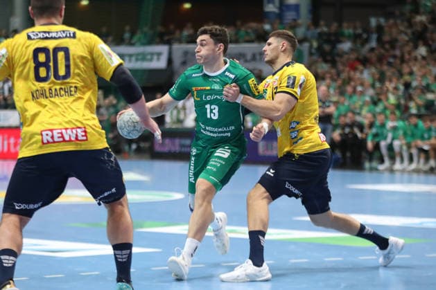 Handball DAIKIN HBL, SC DHfK Leipzig - Rhein-Neckar Löwen; 27.12.2025 Sebastian Heymann (13, Rhein-Neckar Löwen) packt gegen Matej Klima (13, SC DHfK Leipzig) zu. Handball, DAIKIN HBL, 1. Bundesliga, Saison 2025 2026, 19. Spieltag: SC DHfK Leipzig vs. Rhein-Neckar Löwen am 27.12.2025 in der Quarterback Immobilien Arena Leipzig. Copyright: xBEAUTIFULxSPORTS JanxKaeferx