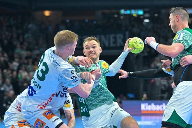 27.12.2025, xlakx, Handball Daikin HBL, Fuechse Berlin - FRISCH AUF! Göppingen v.l. Ymir Gislason (FRISCH AUF! Goeppingen), Mathias Gidsel (Fuechse Berlin) Zweikampf, Duell, Kampf, tackle Berlin