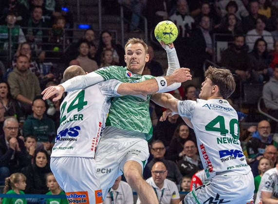 Handball, Herren, Saison 2025 2026, DAIKIN Handball-Bundesliga (19. Spieltag), Füchse Berlin - FRISCH AUF Göppingen, v.l. Marcel Schiller (Göppingen), Mathias Gidsel (Füchse Berlin), Elias Newel (Göppingen), 27.12.2025, Copyright: xSebastianxRäppold MatthiasxKochx