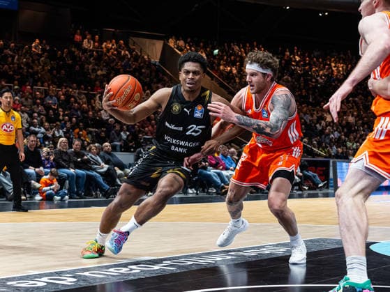 Grant Sherfield (Basketball Loewen Braunschweig, 25) im Zweikampf gegen Booker Coplin (RASTA Vechta, 30) Basketball Loewen Braunschweig vs. RASTA Vechta, Basketball, easyCredit Basketball Bundesliga, 12. Spieltag, Saison 2025 2026, 27.12.2025 Basketball Loewen Braunschweig vs. RASTA Vechta, Basketball, easyCredit Basketball Bundesliga, 12. Spieltag, Saison 2025 2026, 27.12.2025 Braunschweig Copyright: xEibner-Pressefoto DamianxKruczynx EP_DKI
