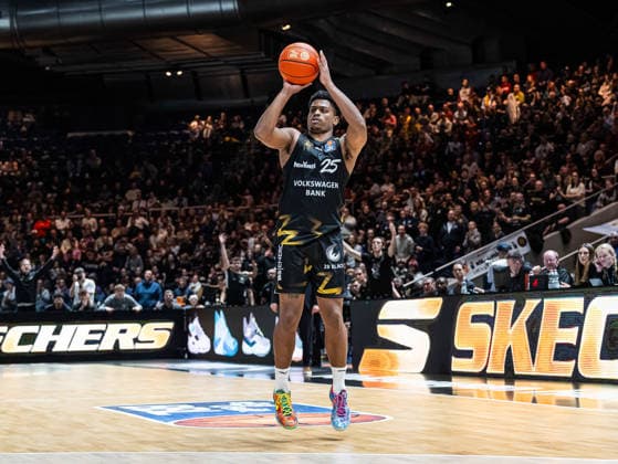 Grant Sherfield (Basketball Loewen Braunschweig, 25) beim Wurf zum Korb Basketball Loewen Braunschweig vs. RASTA Vechta, Basketball, easyCredit Basketball Bundesliga, 12. Spieltag, Saison 2025 2026, 27.12.2025 Basketball Loewen Braunschweig vs. RASTA Vechta, Basketball, easyCredit Basketball Bundesliga, 12. Spieltag, Saison 2025 2026, 27.12.2025 Braunschweig Copyright: xEibner-Pressefoto DamianxKruczynx EP_DKI