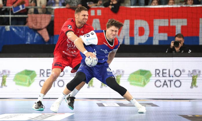 27.12.2025, Deutschland, Bietigheim, Handball 2. Bundesliga, SG BBM Bietigheim vs. HBW Balingen-Weilstetten, v.l. Fabian Wiederstein (BBM), Elias Huber (HBW)