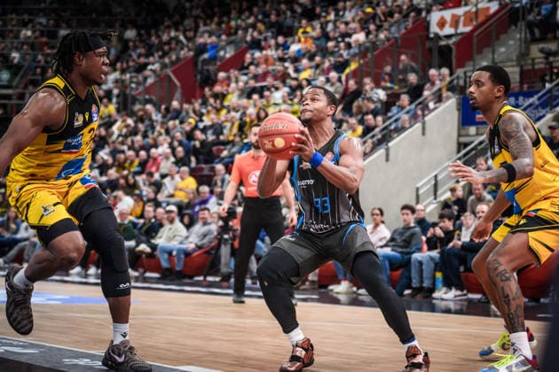 Eric Washington (Science City Jena, 33) vs. Keeshawn Kellman (MHP RIESEN Ludwigsburg, 32), li. und Elijah Hughes (MHP RIESEN Ludwigsburg, 07), re. GER, MHP Riesen Ludwigsburg - Science City Jena, easycredit BBL, Basketball, Bundesliga, 12. Spieltag, Spielzeit 2025 2026, 27.12.2025 GER, MHP Riesen Ludwigsburg - Science City Jena, easycredit BBL, Basketball, Bundesliga, 12. Spieltag, Spielzeit 2025 2026, 27.12.2025 Ludwigsburg Copyright: xSandyxDinkelackerx EP_SDR