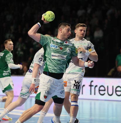 GER HBL Saison 2025 2026 FÜCHSE Berlin vs FrischAuf Göppingen, 27.12.25, Max-Schmeling-Halle, Berlin, Mijajlo MARSENIC (Füchse Berlin 93) setzt sich am Kreis durch