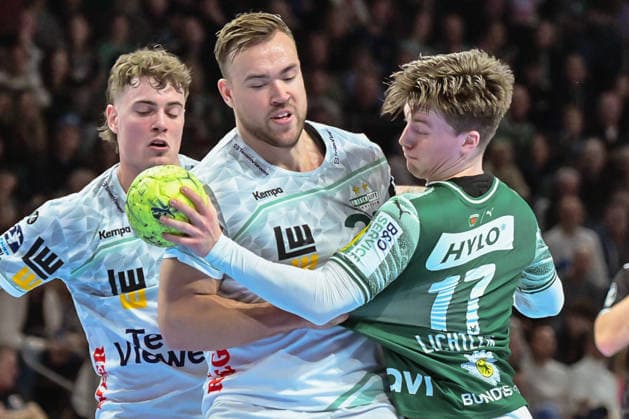 27.12.2025, xlakx, Handball Daikin HBL, Fuechse Berlin - FRISCH AUF! Göppingen v.l. Victor Kloeve (FRISCH AUF! Goeppingen), Ludvig Jurmala (FRISCH AUF! Goeppingen), Nils Lichtlein (Fuechse Berlin) Zweikampf, Duell, Kampf, tackle Berlin