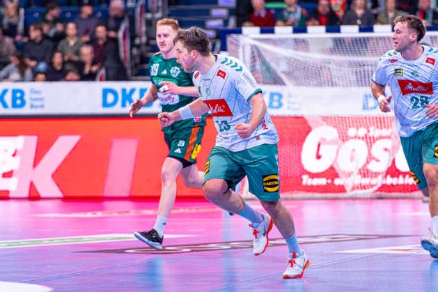 Ian Weber (GWD Minden, Nr. 13) (v.l.), TSV Hannover-Burgdorf (grün) gegen GWD Minden (weiß) am 19. Spieltag der Saison 2025 2026 in der DAIKIN Handball-Bundesliga (27.12.2025, ZAG Arena (Hannover, GER), Copyright: xJanxGuentherx xTSVxHannover-Burgdorfx