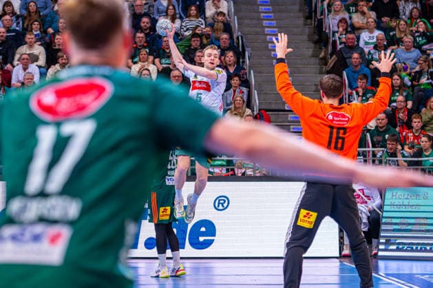 Florian Kranzmann (GWD Minden, Nr. 5) (v.l.), TSV Hannover-Burgdorf (grün) gegen GWD Minden (weiß) am 19. Spieltag der Saison 2025 2026 in der DAIKIN Handball-Bundesliga (27.12.2025, ZAG Arena (Hannover, GER), Copyright: xJanxGuentherx xTSVxHannover-Burgdorfx