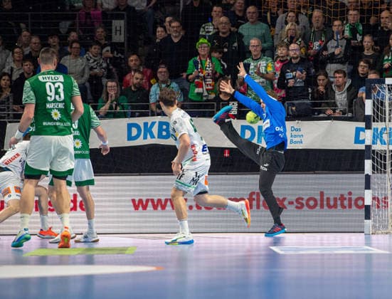 Handball, Herren, Saison 2025 2026, DAIKIN Handball-Bundesliga (19. Spieltag), Füchse Berlin - FRISCH AUF Göppingen, Torhüter Lasse Ludwig (Füchse Berlin) pariert einen Wurf, 27.12.2025, Copyright: xSebastianxRäppold MatthiasxKochx