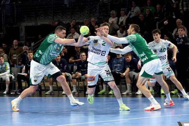 DEU, DHB, 1.HBL, Fuechse Berlin vs. Frisch Auf Goeppingen, 27.12.2025, Max-Schmeling-Halle, Berlin, DEU, DHB, 1.HBL, Fuechse Berlin vs. Frisch Auf Goeppingen, im Bild Mijajlo Marsenic (Fuechse Berlin 93), Nejc Cehte (Fuechse Berlin 22) , Oskar Neudeck (Frisch Auf Goeppingen 2)
