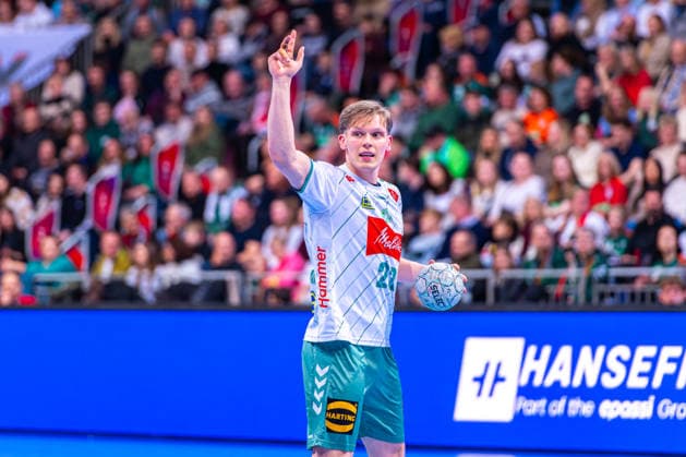 Niclas Benedict Heitkamp (GWD Minden, Nr. 23) (v.l.), TSV Hannover-Burgdorf (grün) gegen GWD Minden (weiß) am 19. Spieltag der Saison 2025 2026 in der DAIKIN Handball-Bundesliga (27.12.2025, ZAG Arena (Hannover, GER), Copyright: xJanxGuentherx xTSVxHannover-Burgdorfx