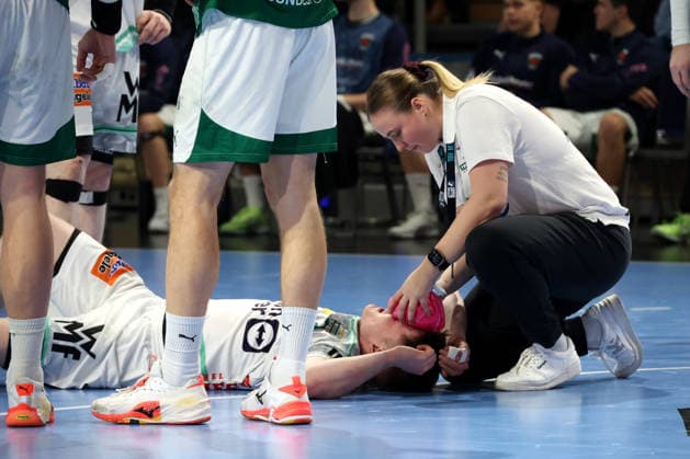 DEU, DHB, 1.HBL, Fuechse Berlin vs. Frisch Auf Goeppingen, 27.12.2025, Max-Schmeling-Halle, Berlin, DEU, DHB, 1.HBL, Fuechse Berlin vs. Frisch Auf Goeppingen, im Bild Oskar Neudeck (Frisch Auf Goeppingen 2), verletzt