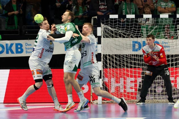 DEU, DHB, 1.HBL, Fuechse Berlin vs. Frisch Auf Goeppingen, 27.12.2025, Max-Schmeling-Halle, Berlin, DEU, DHB, 1.HBL, Fuechse Berlin vs. Frisch Auf Goeppingen, im Bild Mathias Gidsel (Fuechse Berlin 19), ERIK PERSSON (Frisch Auf Goeppingen 22), YMIR GISLASON (Frisch Auf Goeppingen 33)