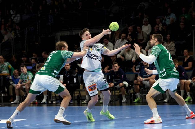 DEU, DHB, 1.HBL, Fuechse Berlin vs. Frisch Auf Goeppingen, 27.12.2025, Max-Schmeling-Halle, Berlin, DEU, DHB, 1.HBL, Fuechse Berlin vs. Frisch Auf Goeppingen, im Bild Max Darj (Fuechse Berlin 5), Nejc Cehte (Fuechse Berlin 22) , Oskar Neudeck (Frisch Auf Goeppingen 2)