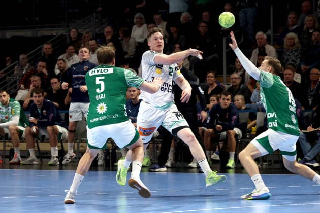DEU, DHB, 1.HBL, Fuechse Berlin vs. Frisch Auf Goeppingen, 27.12.2025, Max-Schmeling-Halle, Berlin, DEU, DHB, 1.HBL, Fuechse Berlin vs. Frisch Auf Goeppingen, im Bild Max Darj (Fuechse Berlin 5), Mathias Gidsel (Fuechse Berlin 19), Oskar Neudeck (Frisch Auf Goeppingen 2)