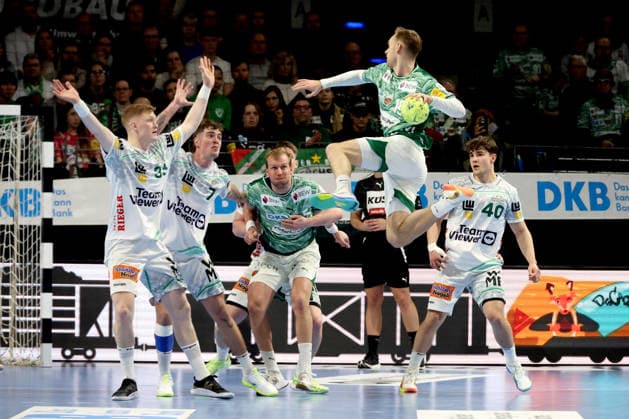 DEU, DHB, 1.HBL, Fuechse Berlin vs. Frisch Auf Goeppingen, 27.12.2025, Max-Schmeling-Halle, Berlin, DEU, DHB, 1.HBL, Fuechse Berlin vs. Frisch Auf Goeppingen, im Bild Mathias Gidsel (Fuechse Berlin 19), Max Darj (Fuechse Berlin 5), VICTOR KLOEVE (Frisch Auf Goeppingen 7), YMIR GISLASON (Frisch Auf Goeppingen 33), ELIAS NEWEL (Frisch Auf Goeppingen 40)