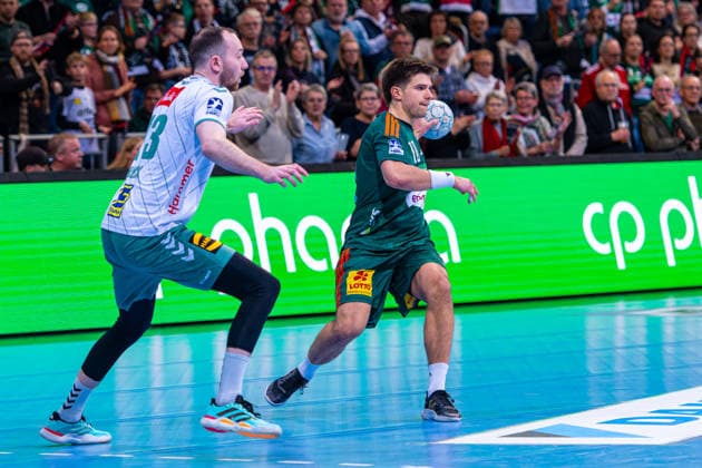 Renars Uscins (TSV Hannover-Burgdorf, Nr. 10) (v.l.), TSV Hannover-Burgdorf (grün) gegen GWD Minden (weiß) am 19. Spieltag der Saison 2025 2026 in der DAIKIN Handball-Bundesliga (27.12.2025, ZAG Arena (Hannover, GER), Copyright: xJanxGuentherx xTSVxHannover-Burgdorfx