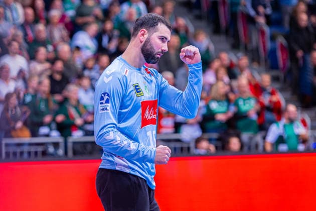 Tibor Ivanisevic (GWD Minden, Nr. 16) (v.l.), TSV Hannover-Burgdorf (grün) gegen GWD Minden (weiß) am 19. Spieltag der Saison 2025 2026 in der DAIKIN Handball-Bundesliga (27.12.2025, ZAG Arena (Hannover, GER), Copyright: xJanxGuentherx xTSVxHannover-Burgdorfx