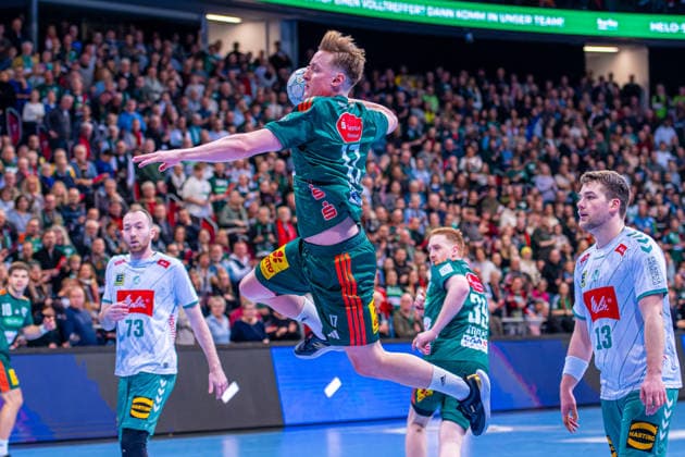 August Pedersen (TSV Hannover-Burgdorf, Nr. 17) (v.l.), TSV Hannover-Burgdorf (grün) gegen GWD Minden (weiß) am 19. Spieltag der Saison 2025 2026 in der DAIKIN Handball-Bundesliga (27.12.2025, ZAG Arena (Hannover, GER), Copyright: xJanxGuentherx xTSVxHannover-Burgdorfx
