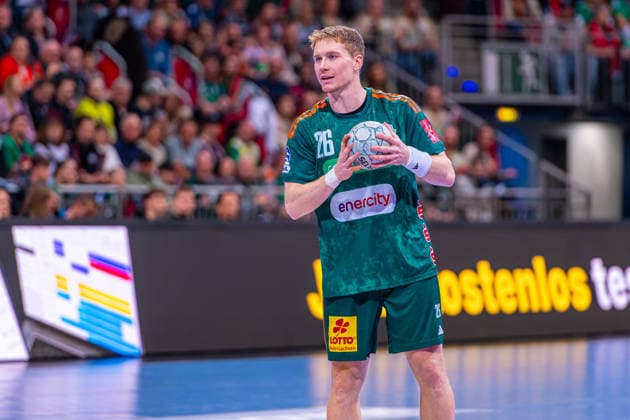 Jonathan Edvardsson (TSV Hannover-Burgdorf, Nr. 26) (v.l.), TSV Hannover-Burgdorf (grün) gegen GWD Minden (weiß) am 19. Spieltag der Saison 2025 2026 in der DAIKIN Handball-Bundesliga (27.12.2025, ZAG Arena (Hannover, GER), Copyright: xJanxGuentherx xTSVxHannover-Burgdorfx