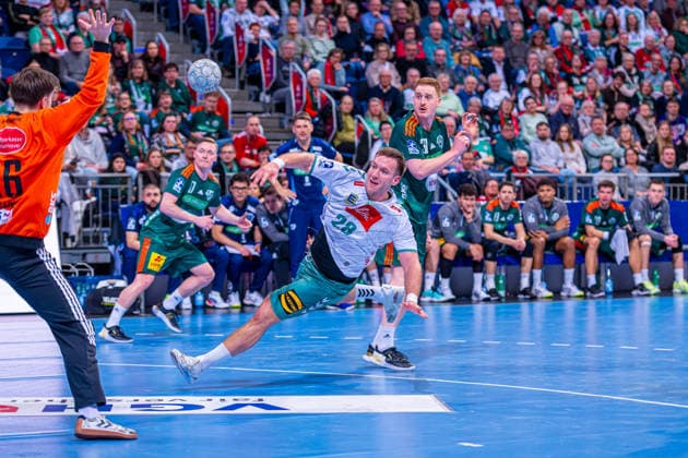 Tom Bergner (GWD Minden, Nr. 28) (v.l.), TSV Hannover-Burgdorf (grün) gegen GWD Minden (weiß) am 19. Spieltag der Saison 2025 2026 in der DAIKIN Handball-Bundesliga (27.12.2025, ZAG Arena (Hannover, GER), Copyright: xJanxGuentherx xTSVxHannover-Burgdorfx