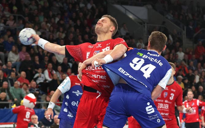 27.12.2025, Deutschland, Bietigheim, Handball 2. Bundesliga, SG BBM Bietigheim vs. HBW Balingen-Weilstetten, v.l. Fabian Wiederstein (BBM), Georg Pöhle (HBW)