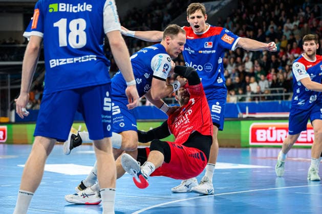 Bietigheim: HBL - 25 26 - SG BBM Bietigheim - HBW Balingen v. li. im Zweikampf Tobias Heinzelmann (HBW Balingen) und Dominik Claus (Bietigheim) Bietigheim-Bissingen Egetrans Arena Baden-Württemberg Deutschland