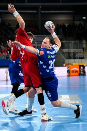 Bietigheim: HBL - 25 26 - SG BBM Bietigheim - HBW Balingen v. li. im Zweikampf Nikola Vlahovic (Bietigheim) und Tobias Heinzelmann (HBW Balingen) Bietigheim-Bissingen Egetrans Arena Baden-Württemberg Deutschland