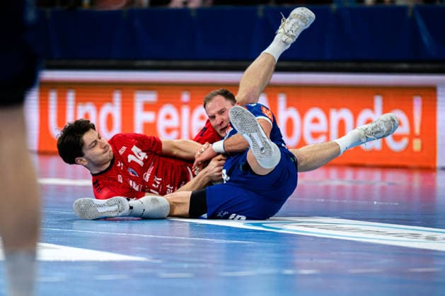 Bietigheim: HBL - 25 26 - SG BBM Bietigheim - HBW Balingen v. li. im Zweikampf Fynn Nicolaus (Bietigheim) und Tobias Heinzelmann (HBW Balingen) Bietigheim-Bissingen Egetrans Arena Baden-Württemberg Deutschland