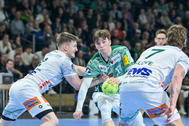 27.12.2025, xlakx, Handball Daikin HBL, Fuechse Berlin - FRISCH AUF! Göppingen v.l. Oskar Neudeck (FRISCH AUF! Goeppingen), Nils Lichtlein (Fuechse Berlin), Victor Kloeve (FRISCH AUF! Goeppingen) Zweikampf, Duell, Kampf, tackle Berlin