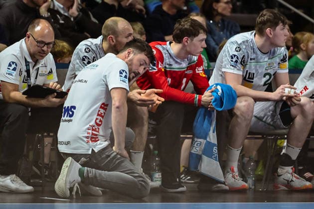 27.12.2025, xlakx, Handball Daikin HBL, Fuechse Berlin - FRISCH AUF! Göppingen v.l. Ben Matschke (FRISCH AUF! Goeppingen Trainer) enttaeuscht, schaut enttaeuscht, niedergeschlagen, disappointed Berlin