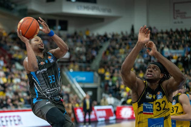 Eric Washington (Science City Jena, 33), Keeshawn Kellman (MHP RIESEN Ludwigsburg, 32), GER, MHP RIESEN Ludwigsburg vs. Science City Jena, easycredit BBL, Basketball, Bundesliga, 12. Spieltag, Spielzeit 2025 2026, 27.12.2025, GER, MHP RIESEN Ludwigsburg vs. Science City Jena, easycredit BBL, Basketball, Bundesliga, 12. Spieltag, Spielzeit 2025 2026, 27.12.2025 Ludwigsburg Copyright: xEibner-Pressefoto SaschaxWaltherx EP_EER