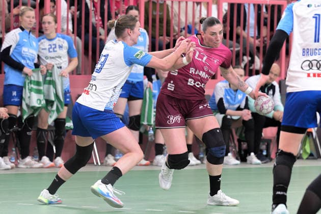 Gabriela Clausson Bitolo (TusSies Metzingen, 22) gegen Alicia Stoffel Union Neckarsulm, 13) TusSies Metzingen vs. Sport-Union Neckarsulm, Handball, Alsco HBF, 9.Ligaspieltag, Saison 2025 2026, 27.12.2025 TusSies Metzingen vs. Sport-Union Neckarsulm, Handball, Alsco HBF, 9.Ligaspieltag, Saison 2025 2026, 27.12.2025 Tuebingen Copyright: xEibner-Pressefoto TobiasxBaurx EP_TBR