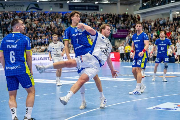 Daikin Handball Bundesliga, VfL Gummersbach - Handball Verein Hamburg, 27.12.2025 Miloö Vujovi? (VfL Gummersbach, 6), Julian Köster (VfL Gummersbach, 7), Niclas Weller, (HSV Hamburg 13), ät?pán Zeman (VfL Gummersbach, 66), Tom Kiesler (VfL Gummersbach, 30), ; Daikin Handball Bundesliga, VfL Gummersbach - Handball Sport Verein Hamburg, 27.12.2025 Copyright: xBEAUTIFULxSPORTS Erlhofx