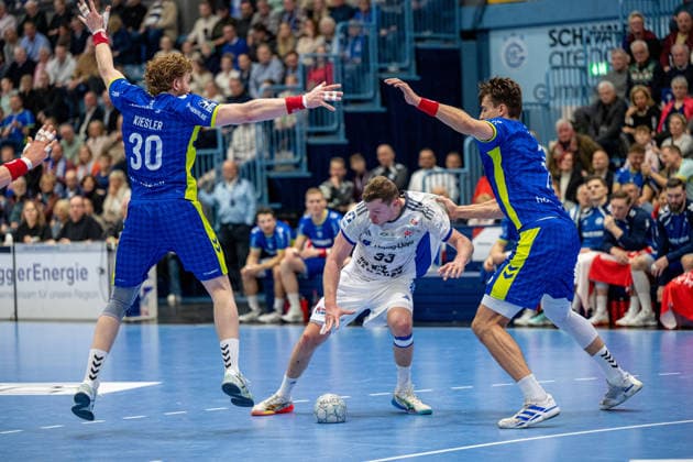 Daikin Handball Bundesliga, VfL Gummersbach - Handball Verein Hamburg, 27.12.2025 Tom Kiesler (VfL Gummersbach, 30), Moritz Sauter, (HSV Hamburg 33), Julian Köster (VfL Gummersbach, 7), ; Daikin Handball Bundesliga, VfL Gummersbach - Handball Sport Verein Hamburg, 27.12.2025 Copyright: xBEAUTIFULxSPORTS Erlhofx