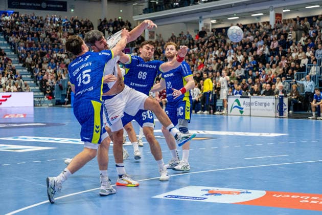 Daikin Handball Bundesliga, VfL Gummersbach - Handball Verein Hamburg, 27.12.2025 Miro Schluroff (VfL Gummersbach, 15), Jacob Lassen,(HSV Hamburg 9), ät?pán Zeman (VfL Gummersbach, 66), Tom Kiesler (VfL Gummersbach, 30), ; Daikin Handball Bundesliga, VfL Gummersbach - Handball Sport Verein Hamburg, 27.12.2025 Copyright: xBEAUTIFULxSPORTS Erlhofx