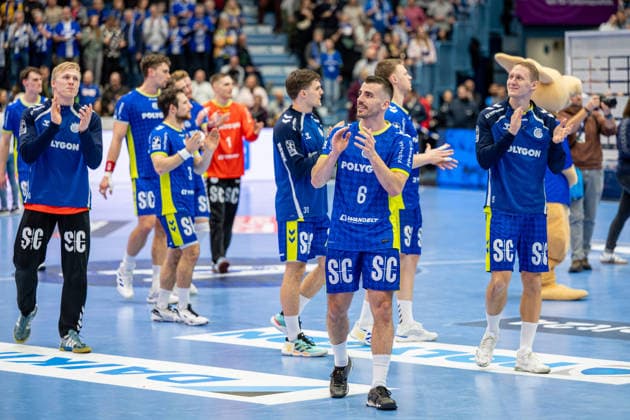 Daikin Handball Bundesliga, VfL Gummersbach - Handball Verein Hamburg, 27.12.2025 Bertram Obling (VfL Gummersbach, 16), João Gomes (VfL Gummersbach, 3), Kay Smits (VfL Gummersbach, 31), Miloö Vujovi? (VfL Gummersbach, 6), Tilen Kodrin (VfL Gummersbach, 5), ; Daikin Handball Bundesliga, VfL Gummersbach - Handball Sport Verein Hamburg, 27.12.2025 Copyright: xBEAUTIFULxSPORTS Erlhofx