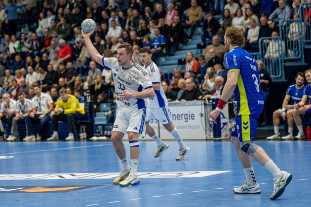 Daikin Handball Bundesliga, VfL Gummersbach - Handball Verein Hamburg, 27.12.2025 Moritz Sauter, (HSV Hamburg 33), Tom Kiesler (VfL Gummersbach, 30), ; Daikin Handball Bundesliga, VfL Gummersbach - Handball Sport Verein Hamburg, 27.12.2025 Copyright: xBEAUTIFULxSPORTS Erlhofx