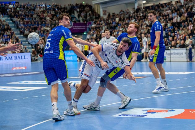 Daikin Handball Bundesliga, VfL Gummersbach - Handball Verein Hamburg, 27.12.2025 Miro Schluroff (VfL Gummersbach, 15), Jacob Lassen,(HSV Hamburg 9), Tom Kiesler (VfL Gummersbach, 30), ät?pán Zeman (VfL Gummersbach, 66), ; Daikin Handball Bundesliga, VfL Gummersbach - Handball Sport Verein Hamburg, 27.12.2025 Copyright: xBEAUTIFULxSPORTS Erlhofx