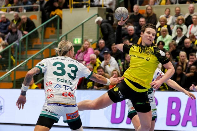 Luisa Schulze (FRISCH AUF Goeppingen) und Alina Grijseels (Borussia Dortmund) kaempfen um den Ball, Alsco Handball Bundesliga Frauen, Borussia Dortmund vs FRISCH AUF Goeppingen, Sporthalle Wellinghofen am 27. December 2025 in Dortmund, Deutschland. (Foto von Marco Steinbrenner DeFodi Images) Luisa Schulze (FRISCH AUF Goeppingen) und Alina Grijseels (Borussia Dortmund) battle for the ball, Alsco Handball Bundesliga Frauen, Borussia Dortmund vs FRISCH AUF Goeppingen, Sporthalle Wellinghofen, December 27, 2025 in Dortmund, Germany. (Photo by Marco Steinbrenner DeFodi Images) DFB DFL REGULATIONS PROHIBIT ANY USE OF PHOTOGRAPHS AS IMAGE SEQUENCES AND OR QUASI-VIDEO. -