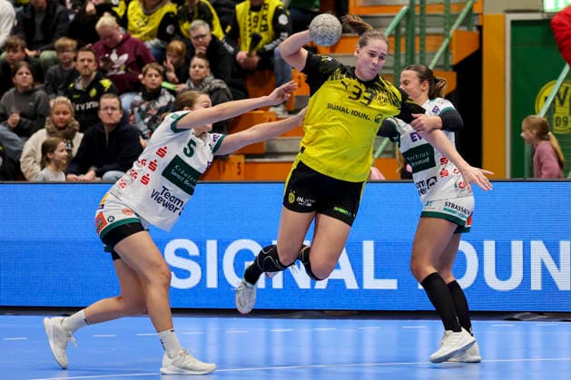 Ann Kynast (FRISCH AUF Goeppingen) und Ann Kynast (FRISCH AUF Goeppingen) kaempfen um den Ball, Alsco Handball Bundesliga Frauen, Borussia Dortmund vs FRISCH AUF Goeppingen, Sporthalle Wellinghofen am 27. December 2025 in Dortmund, Deutschland. (Foto von Marco Steinbrenner DeFodi Images) Ann Kynast (FRISCH AUF Goeppingen) und Ann Kynast (FRISCH AUF Goeppingen) battle for the ball, Alsco Handball Bundesliga Frauen, Borussia Dortmund vs FRISCH AUF Goeppingen, Sporthalle Wellinghofen, December 27, 2025 in Dortmund, Germany. (Photo by Marco Steinbrenner DeFodi Images) DFB DFL REGULATIONS PROHIBIT ANY USE OF PHOTOGRAPHS AS IMAGE SEQUENCES AND OR QUASI-VIDEO. -