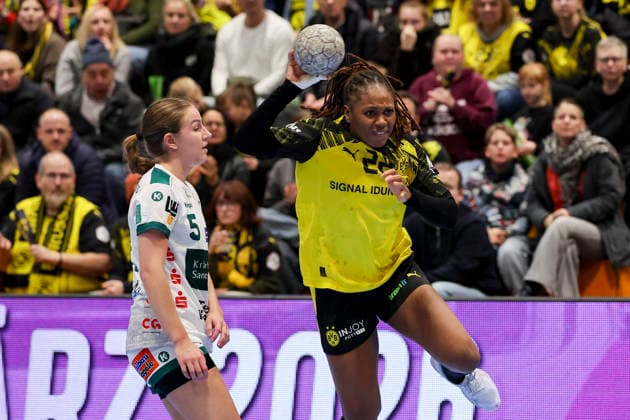 Ann Kynast (FRISCH AUF Goeppingen) und Deborah Lassource (Borussia Dortmund) kaempfen um den Ball, Alsco Handball Bundesliga Frauen, Borussia Dortmund vs FRISCH AUF Goeppingen, Sporthalle Wellinghofen am 27. December 2025 in Dortmund, Deutschland. (Foto von Marco Steinbrenner DeFodi Images) Ann Kynast (FRISCH AUF Goeppingen) und Deborah Lassource (Borussia Dortmund) battle for the ball, Alsco Handball Bundesliga Frauen, Borussia Dortmund vs FRISCH AUF Goeppingen, Sporthalle Wellinghofen, December 27, 2025 in Dortmund, Germany. (Photo by Marco Steinbrenner DeFodi Images) DFB DFL REGULATIONS PROHIBIT ANY USE OF PHOTOGRAPHS AS IMAGE SEQUENCES AND OR QUASI-VIDEO. -