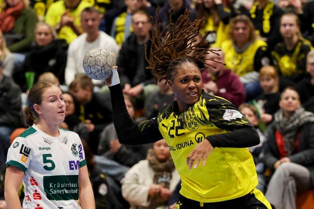 Ann Kynast (FRISCH AUF Goeppingen) und Deborah Lassource (Borussia Dortmund) kaempfen um den Ball, Alsco Handball Bundesliga Frauen, Borussia Dortmund vs FRISCH AUF Goeppingen, Sporthalle Wellinghofen am 27. December 2025 in Dortmund, Deutschland. (Foto von Marco Steinbrenner DeFodi Images) Ann Kynast (FRISCH AUF Goeppingen) und Deborah Lassource (Borussia Dortmund) battle for the ball, Alsco Handball Bundesliga Frauen, Borussia Dortmund vs FRISCH AUF Goeppingen, Sporthalle Wellinghofen, December 27, 2025 in Dortmund, Germany. (Photo by Marco Steinbrenner DeFodi Images) DFB DFL REGULATIONS PROHIBIT ANY USE OF PHOTOGRAPHS AS IMAGE SEQUENCES AND OR QUASI-VIDEO. -