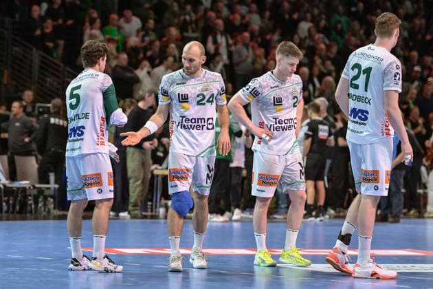 27.12.2025, xlakx, Handball Daikin HBL, Fuechse Berlin - FRISCH AUF! Göppingen v.l. Rutger ten Velde (FRISCH AUF! Goeppingen), Marcel Schiller (FRISCH AUF! Goeppingen), Oskar Neudeck (FRISCH AUF! Goeppingen), Sascha Brodbeck (FRISCH AUF! Goeppingen) enttaeuscht, schaut enttaeuscht, niedergeschlagen, disappointed Berlin