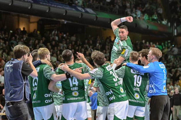 27.12.2025, xlakx, Handball Daikin HBL, Fuechse Berlin - FRISCH AUF! Göppingen v.l. Mannschaft der Fuechse Berlin und Mijajlo Marsenic (Fuechse Berlin) Jubel ueber den Sieg, Jubel nach Spielende Berlin