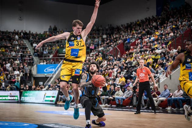 Tavian Dunn-Martin (Science City Jena, 00) vs. Julis Baumer (MHP RIESEN Ludwigsburg, 37) GER, MHP Riesen Ludwigsburg - Science City Jena, easycredit BBL, Basketball, Bundesliga, 12. Spieltag, Spielzeit 2025 2026, 27.12.2025 GER, MHP Riesen Ludwigsburg - Science City Jena, easycredit BBL, Basketball, Bundesliga, 12. Spieltag, Spielzeit 2025 2026, 27.12.2025 Ludwigsburg Copyright: xSandyxDinkelackerx EP_SDR